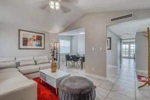 The Hummingbird Sunset Home, West Side - Montoya