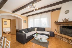 Two-Bedroom Apartment room in Red Karmenita