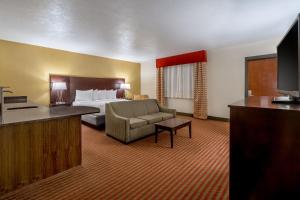 King Suite room in Grand Williston Hotel And Conference Center