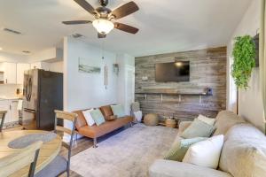 Pet-Friendly Largo Escape with Fire Pit!