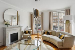 2 Bedroom Luxurious Apartment next to Arc de Triumphe