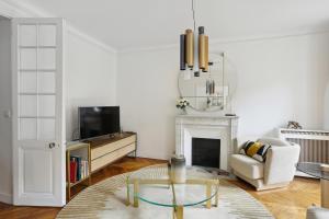 2 Bedroom Luxurious Apartment next to Arc de Triumphe