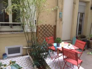 Studio "Maryline" 18 m2 - Séjour Parisien pas cher - Rez de chaussée Calme sur Beau patio Privé - Grand Canapé-Lit Clic Clac pour 2 personnes - Cuisine Équipée - Salle de bains - 5 minutes du Métro Brochant ligne 13,Bus 54 74 et 31 vers sites 