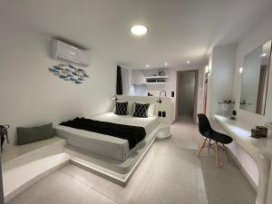 Irinis B & W house with jacuzzi