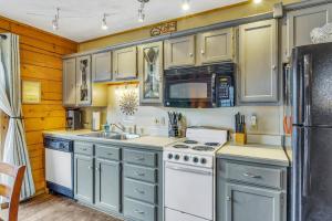 3 Bedroom Log Cabin Condo close to Everything!