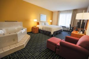 King Room with Spa Bath room in Fairfield Inn & Suites Lexington Berea