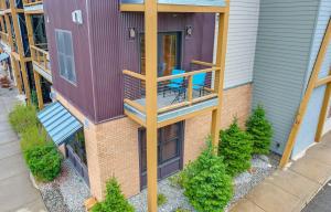 Large Studio Condo with Full Kitchen, Ski, Bike, Beautiful Balcony Views Hottub Fireplace