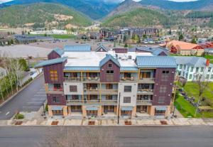 Large Studio Condo with Full Kitchen, Ski, Bike, Beautiful Balcony Views Hottub Fireplace