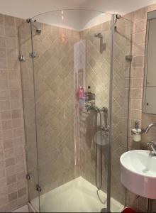 Terrasse ensoleillée sur les canaux