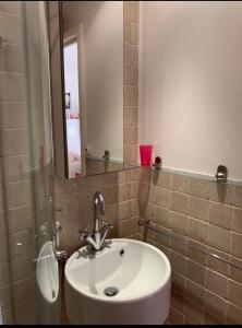 Terrasse ensoleillée sur les canaux