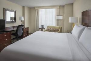 King Room - Concierge Level room in Philadelphia Airport Marriott
