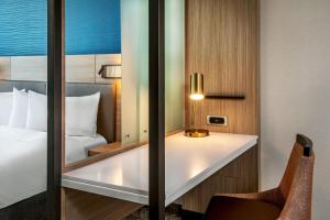 Queen Suite with Ocean View room in SpringHill Suites by Marriott Boston Logan Airport Revere Beach