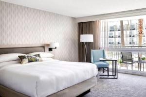 Guest room, 1 King, Pool view room in Los Angeles Airport Marriott