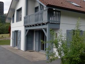 Maisons de vacances Chalet spacieux avec cheminee, proche foret, sentiers pedestres, terrasse, terrain clos, jeux et WIFI - FR-1-589-187 : photos des chambres