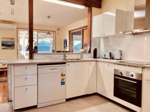 Nautique Beach House - Rustic and Charming, Walk 2 Beach & Shops