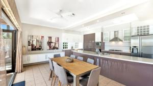 Spacious Canal Home With Pool