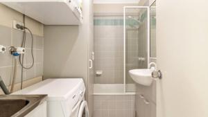 Ducted Air Conditioning & Ocean Views !