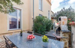 Gorgeous Apartment In Liznjan With Wifi