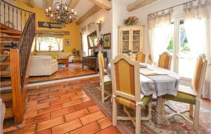 Maisons de vacances Awesome Home In Orgon With 6 Bedrooms, Wifi And Outdoor Swimming Pool : photos des chambres