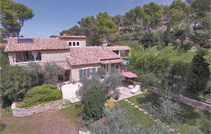 Maisons de vacances Awesome Home In Orgon With 6 Bedrooms, Wifi And Outdoor Swimming Pool : photos des chambres