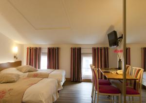Hotels Logis Le Cheval Rouge : photos des chambres