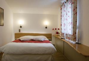 Hotels Logis Le Cheval Rouge : photos des chambres