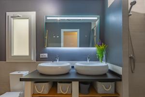 Near beach, cosy terrace, pool & fibre WIFI