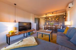 Near beach, cosy terrace, pool & fibre WIFI