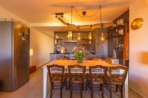 Near beach, cosy terrace, pool & fibre WIFI