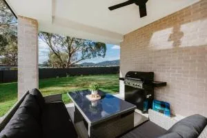 'Logan House' A Modern Country-style Retreat - Grattai