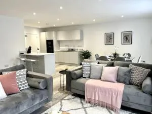 Luxury 3 Bed House w Parking & Garden! 1 - Iford