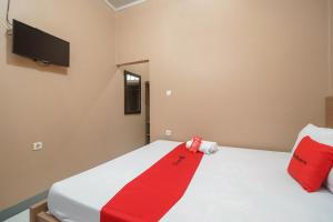 RedDoorz Syariah near Siloam Hospitals Bulak Kapal