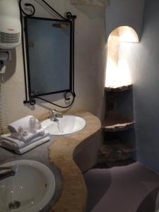 Hotels Hotel Lou Caleu restaurant le Rocher des Abeilles : photos des chambres