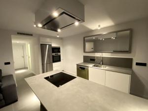 Estupendo apartamento en planta 23 primera línea