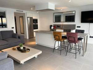 Estupendo apartamento en planta 22. 1ª línea.