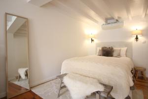 Chic Urban Retreat at Downtown with Balcony & Views, 5th-floor no lift