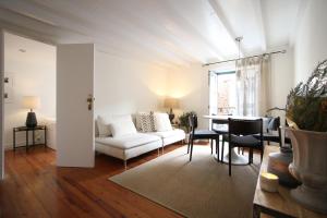 Chic Urban Retreat at Downtown with Balcony & Views, 5th-floor no lift