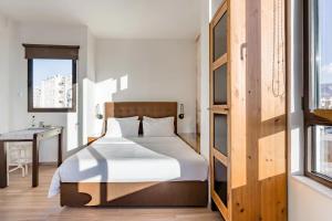 Explore Nightlife Near an Apartment With an Acropolis View