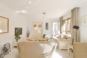 C9 Roomy Luminous 5 Bedroom in Town