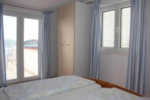 Apartment in Rogoznica with sea view, balcony, air conditioning, WiFi 5148-4