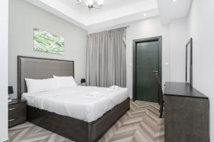 Spacious 4BR Skyline View Central