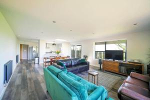 Grove Lodge, Contemporary Cabin in Mendip Hills