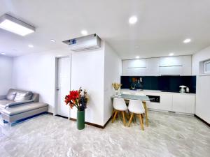 Căn Hộ 3 Phòng Ngủ (Three-Bedroom Apartment)