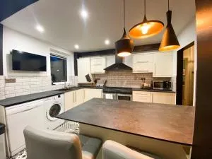 SHRIVENHAM - Spacious Home, High Speed Wi-Fi, Free Parking, Garden - Stanton Fitzwarren