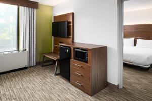 King Room - Mobility Access/Roll in Shower - Non-Smoking room in Holiday Inn Express Atlanta Airport-College Park an IHG Hotel