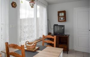 Cozy Home In Quemperven With Wifi