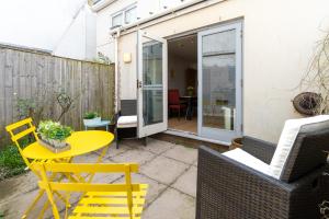 Golden Sunset House with free parking by My Getaways