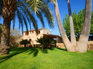 Can Rovey, pool and gardens in Inca