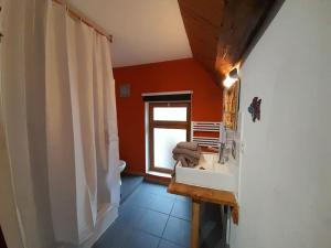 Appartements La cabane: Chambre double, salle de bain privee : photos des chambres