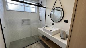 Studio 73 - VISTA LINDA, próx metro, WI-FI 300 megas, AR COND